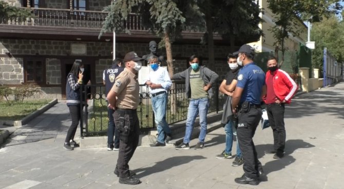Kars’ta polisi gören maske taktı