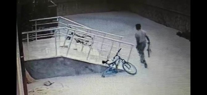 Bisiklet tekeri hırsızlığı kamerada