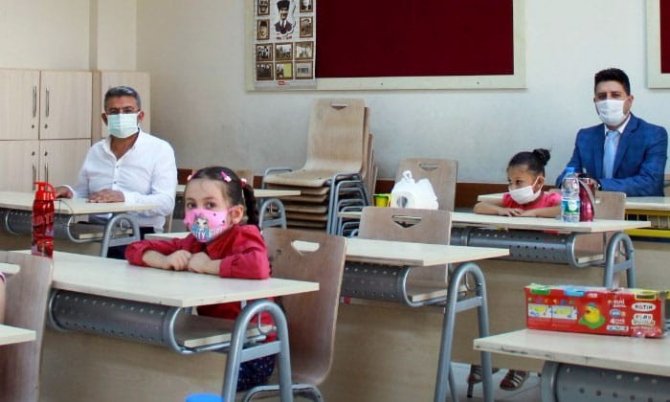 Başkan Güler’den ilk ders gününde öğrencilere incir ikramı