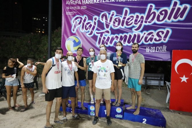 Plaj Voleybolu Turnuvasında kupaları Başkan Tarhan verdi