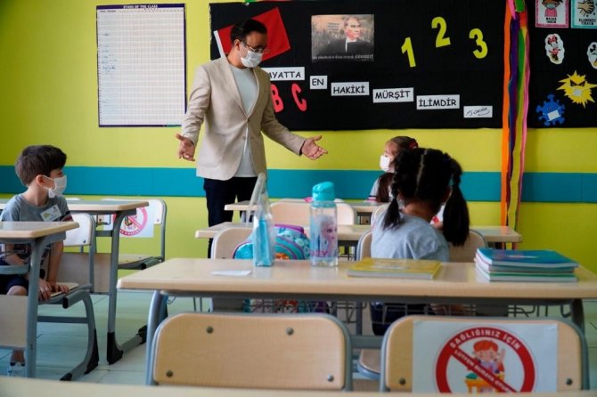 İzmir İl Milli Eğitim Müdürü Yahşi: "Gönül rahatlığıyla evlatlarınızı okula gönderebilirsiniz"