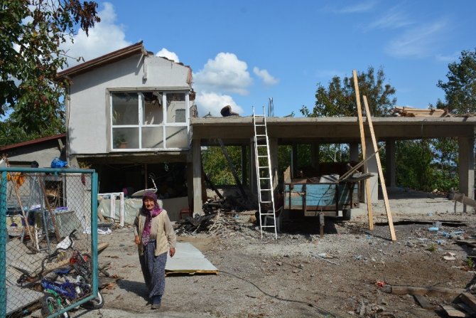 Sinop’ta evi yanan aile yardım bekliyor