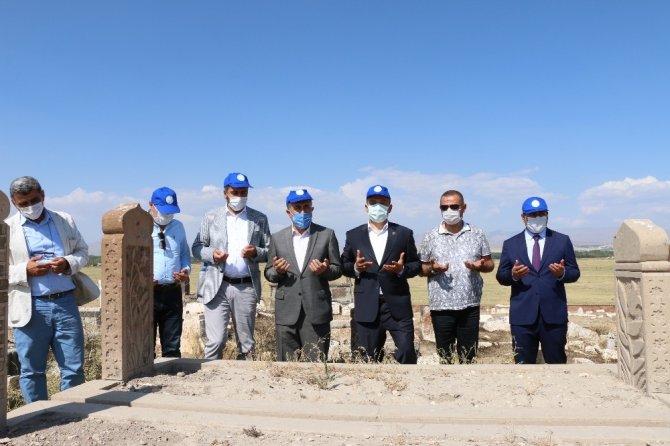 Tarihi Selçuklu-Karakoyunlu Mezarlığı’nın restore edilecek