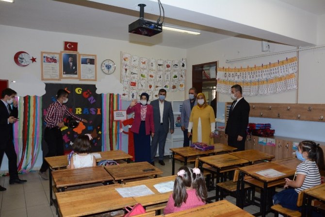 Akyurt Belediyesinden okula başlayan miniklere çanta