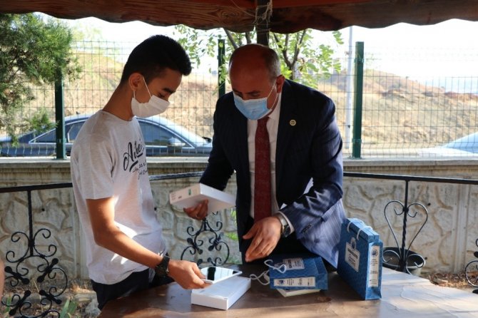 Yahşihan Belediyesi öğrencilere tablet hediye etti