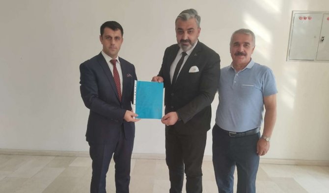 MHP’li Özbek mazbatasını aldı