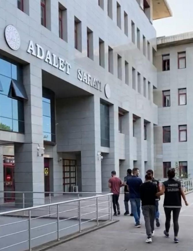 Uyuşturucu operasyonunda suikast silahı bulundu