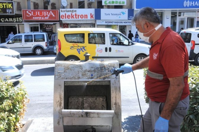 Kırşehir Belediyesi, artan vakalar sonrasında dezenfekte çalışmalarını artırdı