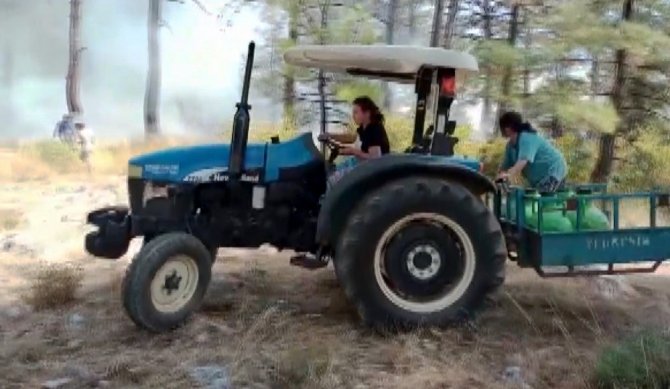 Çalıyı çırpıyı alan köylüler yangına koştu, kadınlar traktör ile su taşıdı