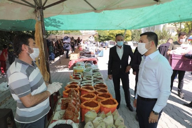 Başkan Arı, Güzelyurt Mahallesinde semt pazarını gezdi
