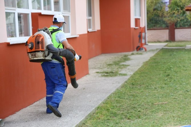 Serdivan Belediyesi, okullara yönelik temizlik işlemlerini sürdürüyor