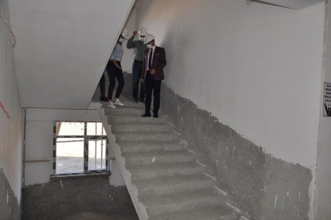 Cizre Kaymakamı Sinanoğlu okul inşaatında incelemelerde bulundu