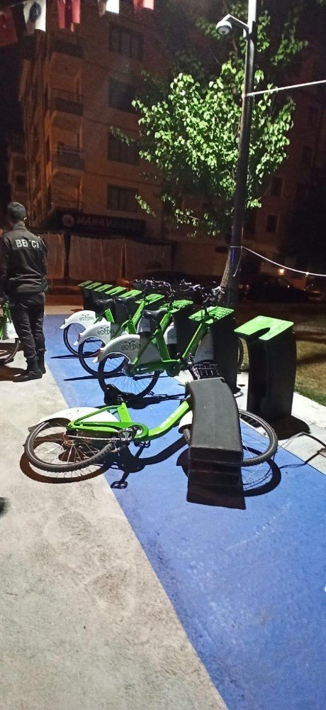 Magandalar geçen hafta hizmete giren akıllı bisikletlere saldırdı