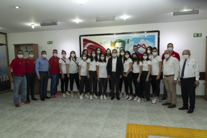 Başkan Seçer, Büyükşehir Belediyesinin kadın basketbolcularıyla buluştu