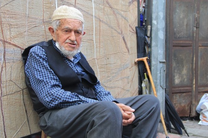 Samsun’da 90 yaşındaki şemsiye tamircisi kış sezonuna hazırlanıyor