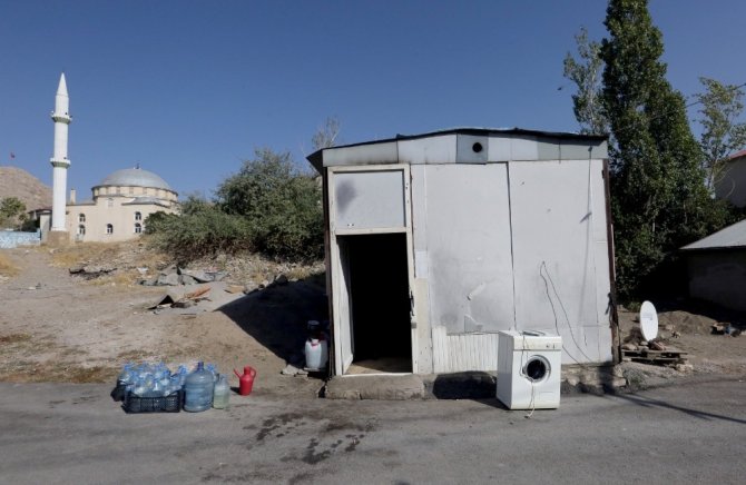 Barakada kalan Suriyeli aileye Van Büyükşehir Belediyesi sahip çıktı