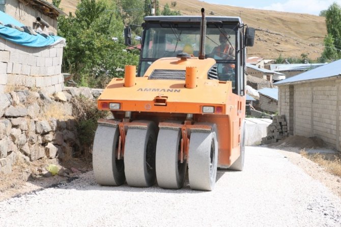 Erciş’te 13,5 kilometrelik grup mahalle yolunda asfalt çalışması