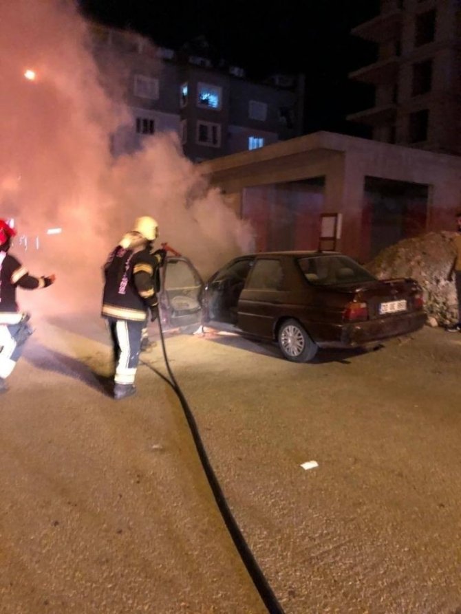 Seyir halindeki otomobil dumanların ardından yandı