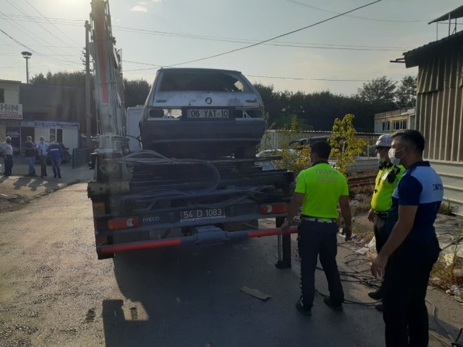 Sakarya’da polis ile zabıta ekipleri hurda ve atıl araç avına çıktı