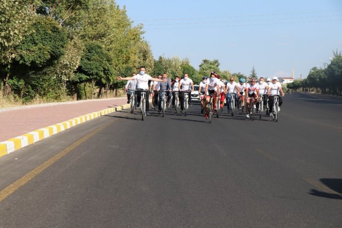 Nevşehir’de Avrupa Spor Haftası etkinlikleri kapsamında 7’den 70’e herkes bisiklet sürdü