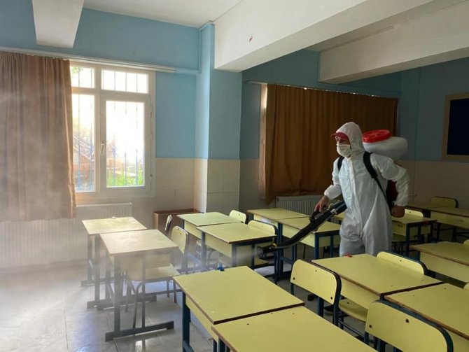 Kuşadası’ndaki okullarda dezenfeksiyon işlemi sürüyor