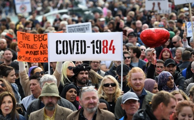 Londra’da Covid-19 önlemleri protesto edildi