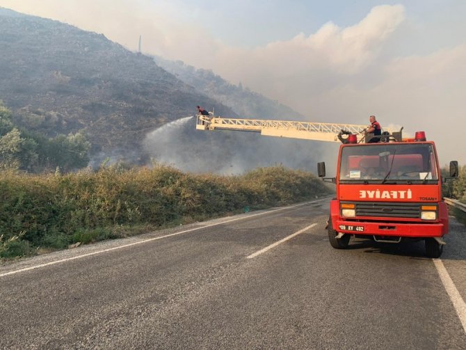 Aydın Büyükşehir İtfaiyesi Söke’deki orman yangınına müdahale ediyor