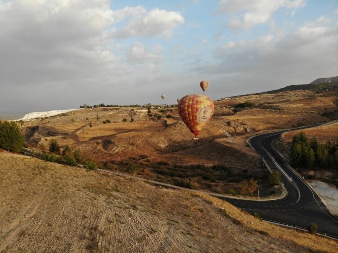 Pamukkale’de balon uçuşlarına Rus turistlerden ilgi