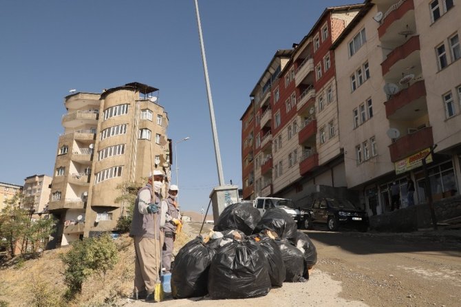 Bina sahiplerinin atağı bir ton çöp toplandı