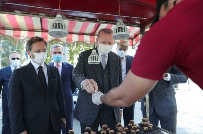 Cumhurbaşkanı Erdoğan Beşiktaş’ta kestane alıp minik çocuğa ikram etti