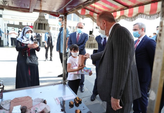 Cumhurbaşkanı Erdoğan Beşiktaş’ta kestane alıp minik çocuğa ikram etti