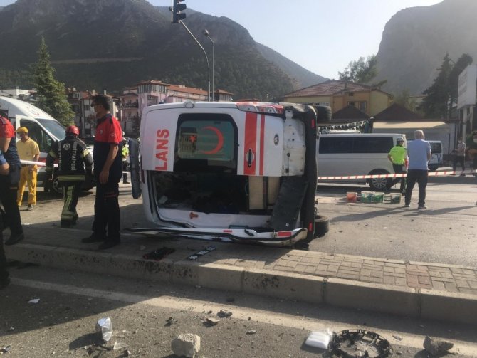Hasta nakil eden ambulans devrildi: 6 yaralı