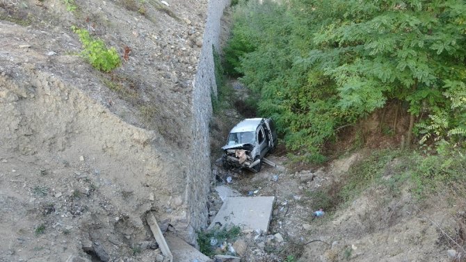 Samsun’da hafif ticari araç şarampole yuvarlandı: 2 yaralı