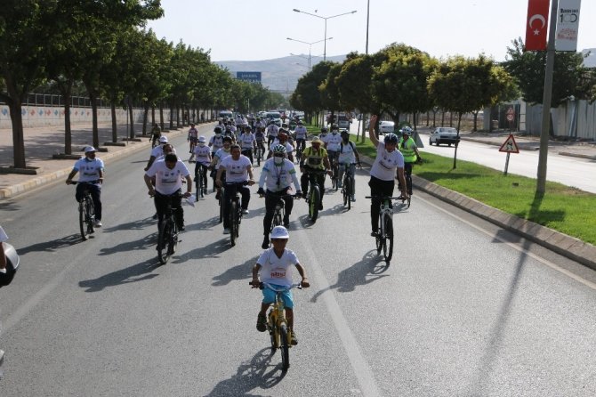 Şanlıurfa’da yüzlerce bisikletli sağlık için pedal çevirdi