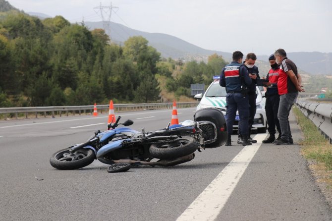 TEM’de, tıra çarpan motosiklet sürücüsü yaralandı