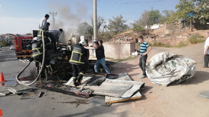 Aksaray’da hurda yüklü kamyonet yandı