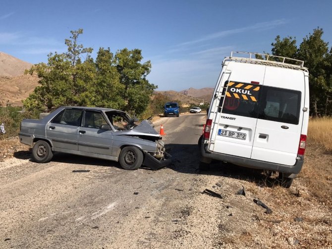 Elazığ’da minibüs ile otomobil çarpıştı: 1’i ağır 6 yaralı