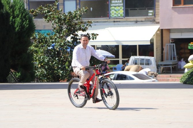 Başkan Yanmaz şampiyonun bisikletini sürdü