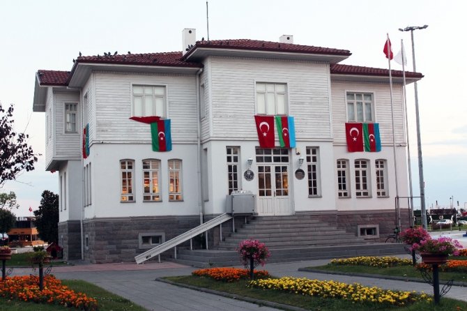 Yalova Kent Müzesi Türk ve Azerbaycan bayrakları ile donatıldı