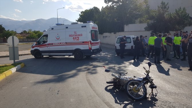 Erzincan'da kamyonetle çarpışan motosikletin sürücüsü ağır yaralandı
