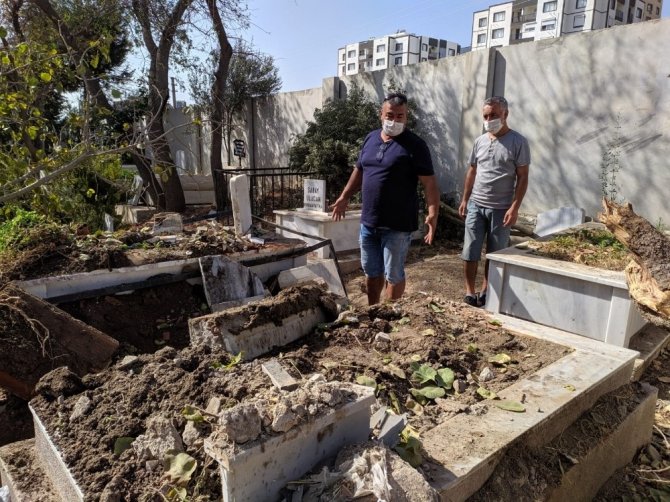 İzmir’de ilginç kaza: Aracıyla mezarlığa uçtu, 6 mezar zarar gördü
