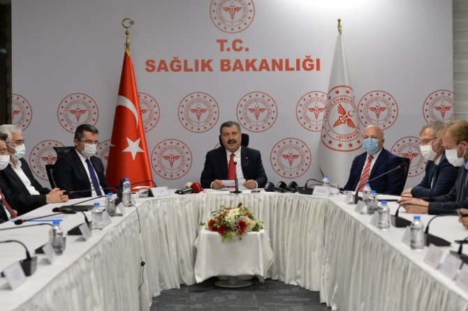 Sağlık Bakanı Koca: “İstanbul, Bursa, Kocaeli, Kahramanmaraş, Denizli’deki vaka artışı tüm Türkiye için risktir”