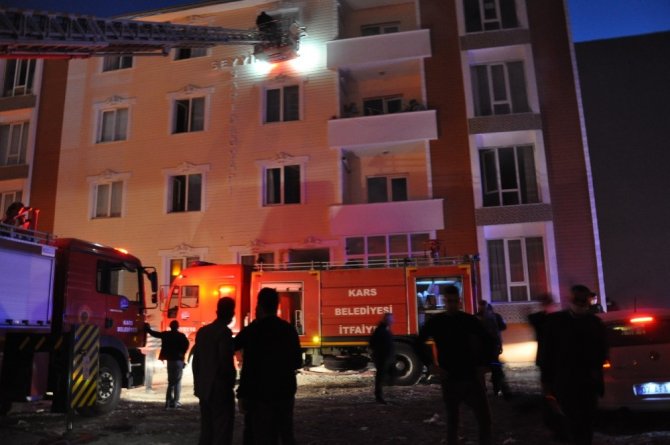 Kars’ta 4 katlı binada çıkan yangın korkuttu