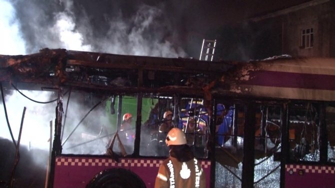 Kavacıkta Özel Halk Otobüsü alev alev yandı