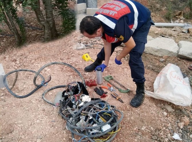 Adana’da elektrik kablosu hırsızı kovalamaca sonunda yakalandı