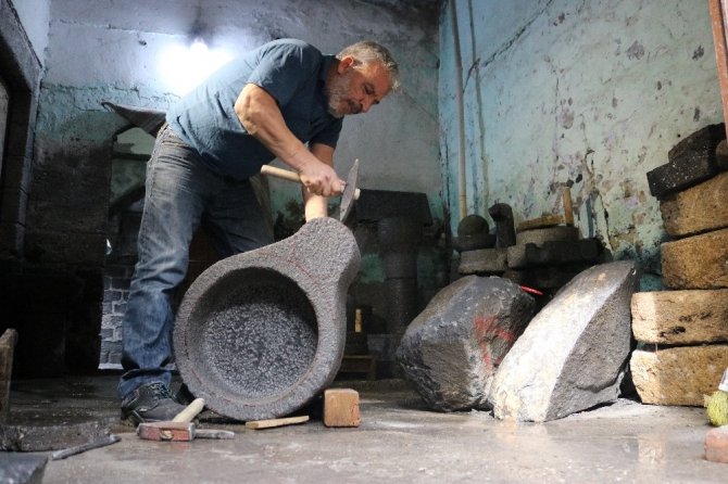 Diyarbakırlı taş ustası bazalt taşından sanat eserleri çıkarıyor