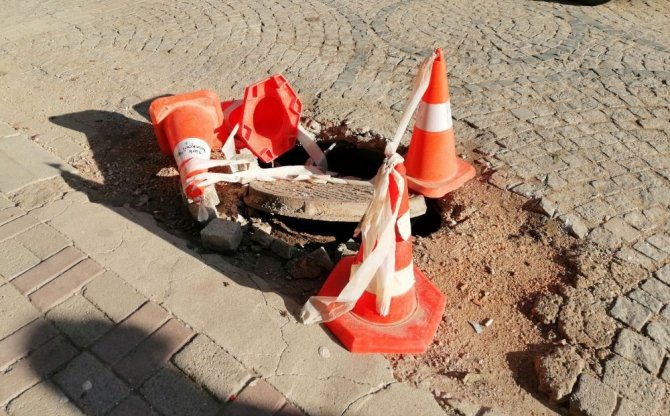 Erdek’te Telekom’a ait altyapı bacası çöktü