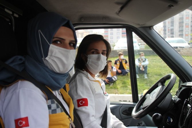 Kadın ambulans şoför adaylarına zorlu eğitim