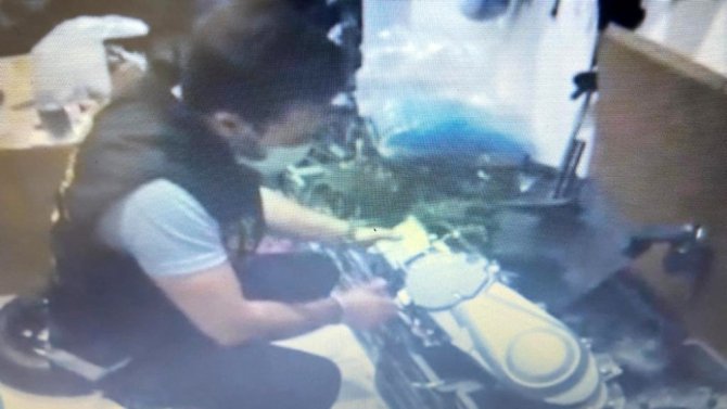 Ümraniye’de motosiklet hırsızlığı kamerada: Saniyeler içinde çalıp kaçtı