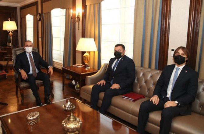 Başkan Yücel Bakan Çavuşoğlu’na projelerini anlattı